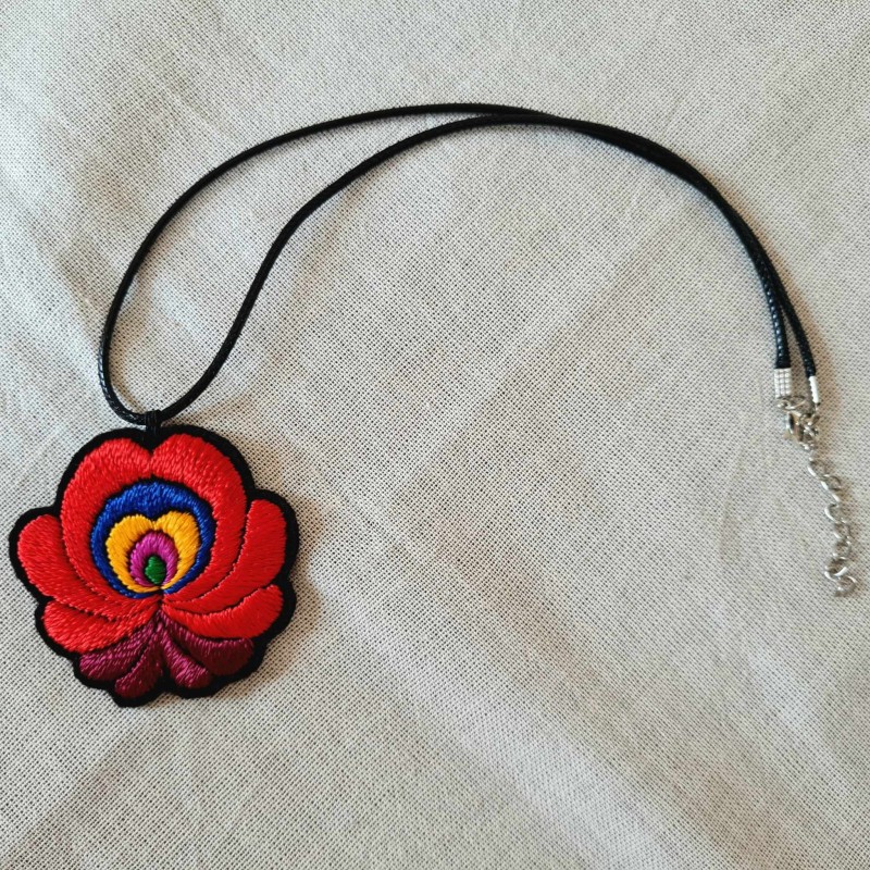 Hímzett rózsás nyaklánc