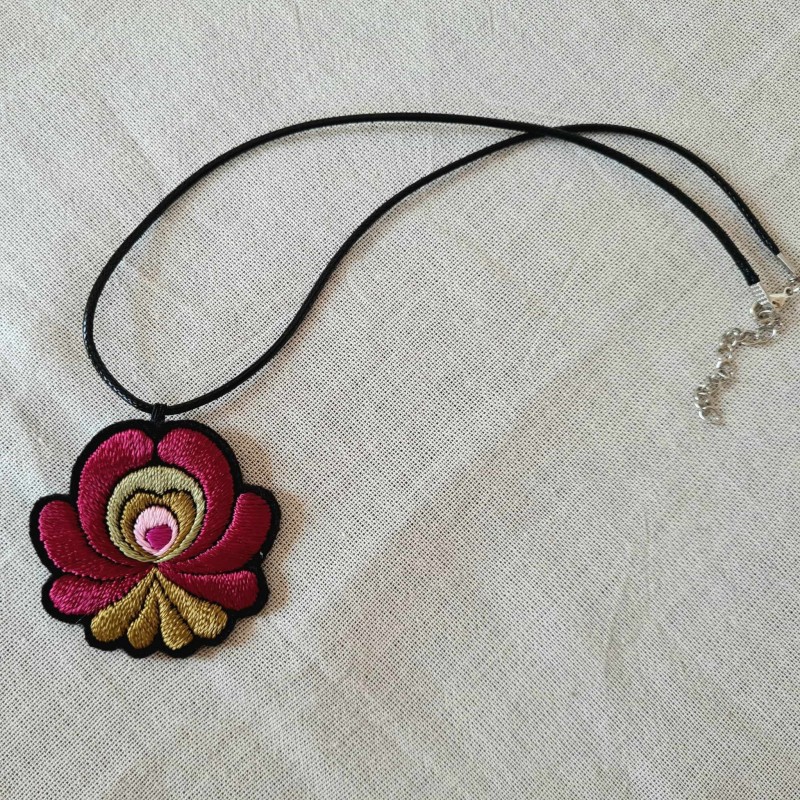 Hímzett rózsás nyaklánc