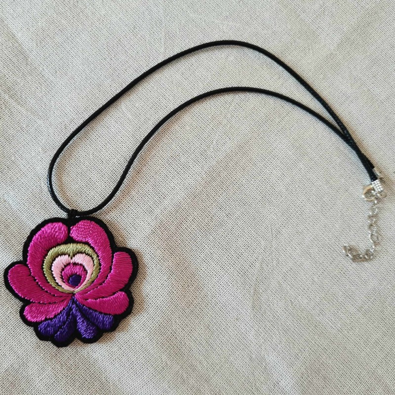 Hímzett rózsás nyaklánc