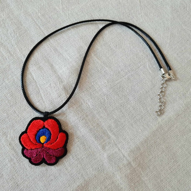 Hímzett rózsás nyaklánc