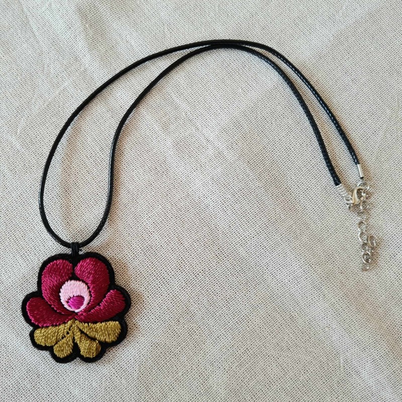 Hímzett rózsás nyaklánc