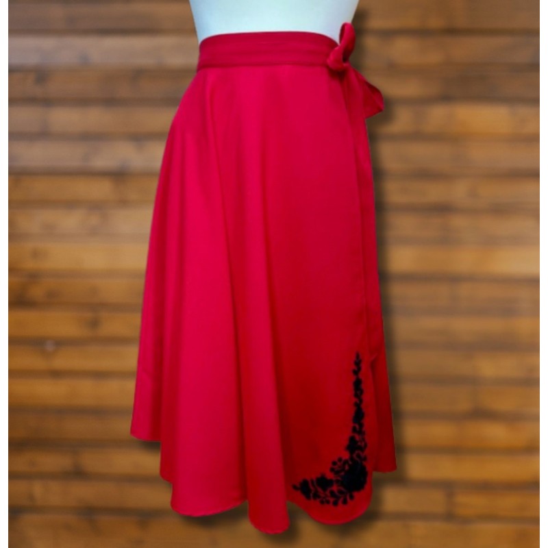Hímzett lapszoknya